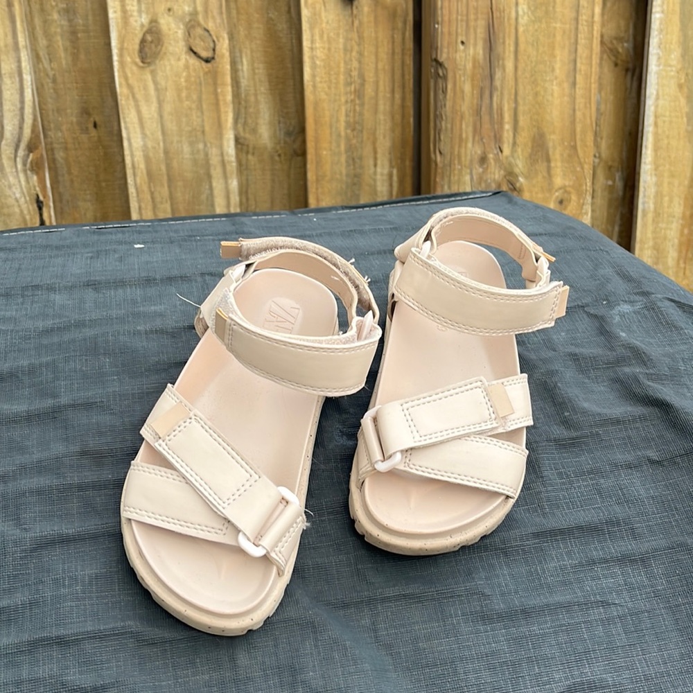 Sandal being like new size 29